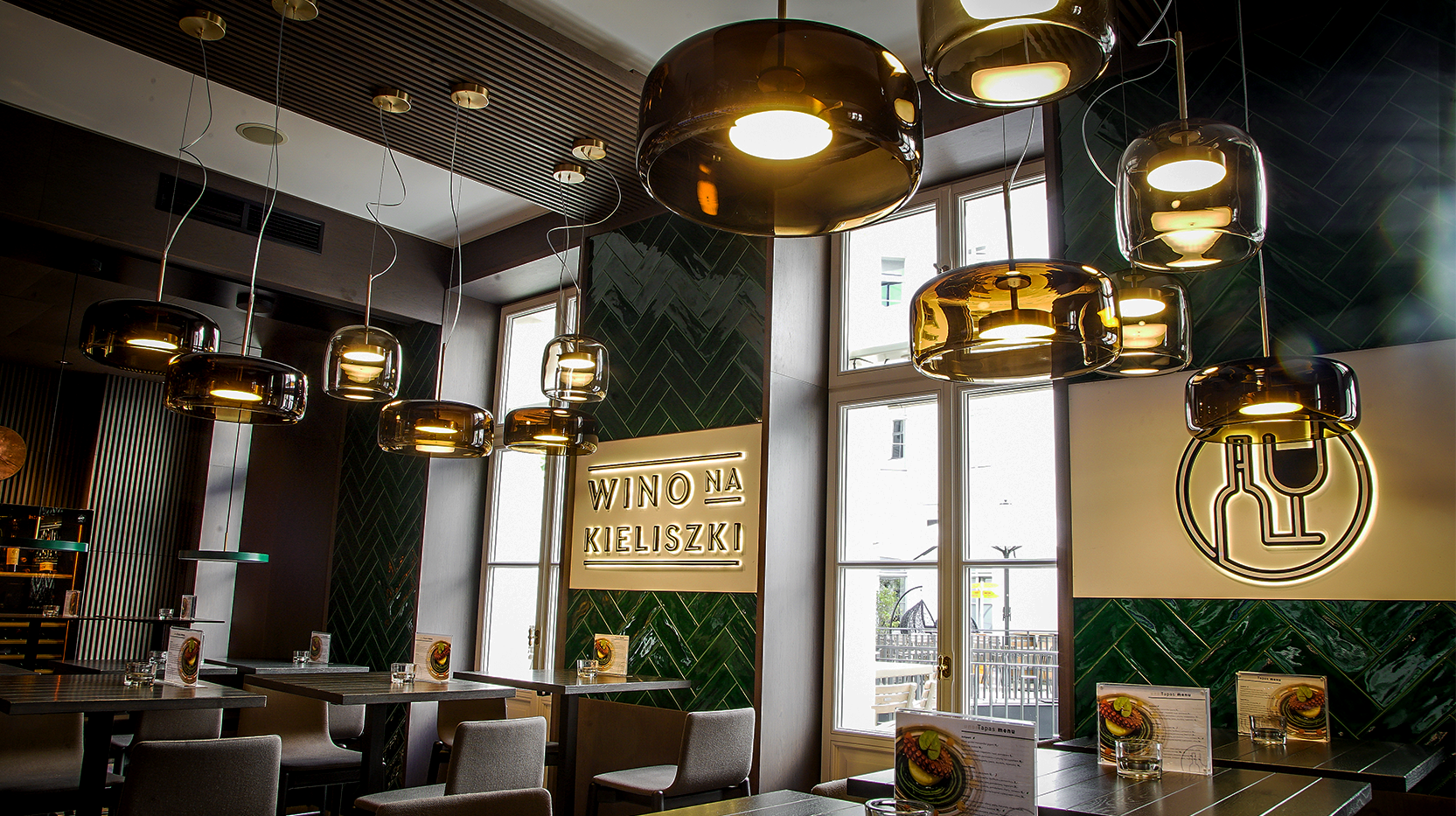 Wino na Kieliszki自助式酒吧空间设计
